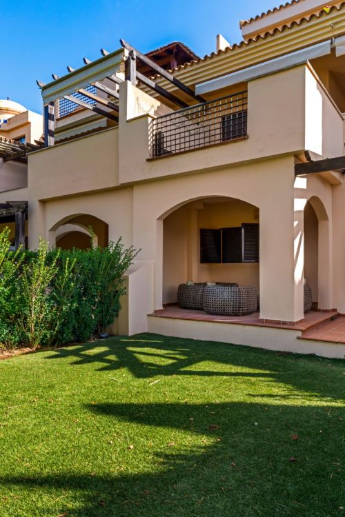 Spacious two bedroom apartment in Las Mimosas - an exclusive gated community located within walking distance of Puerto Banús