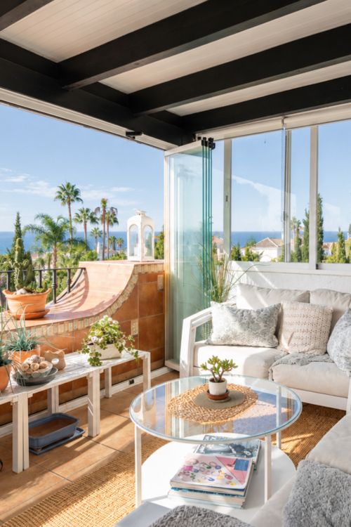 Two bedroom top floor apartment with amazing sea views