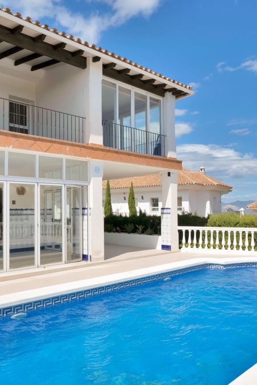 Recently Renovated semi-detached house in La Mairena surrounded by Nature!