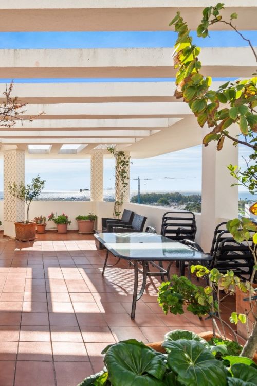 Oportunidad de Inversión y Proyecto de Rehabilitación | Ático Dúplex con Vistas Panorámicas al Mar