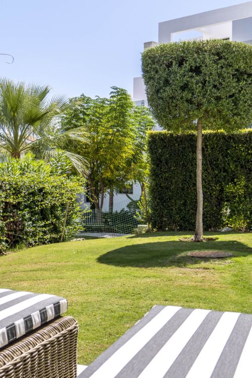 UNA RARA VIVIENDA CON JARDÍN EN CORTIJO DEL GOLF