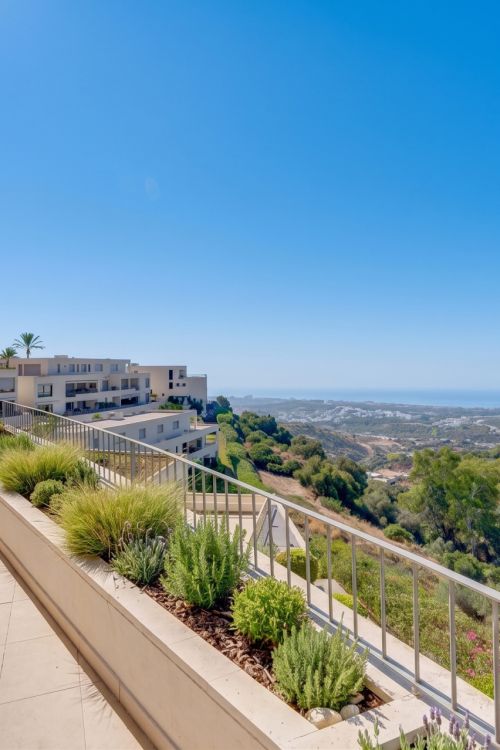 Lichte en ruime verhoogde begane grond appartement in de gewilde gated community van Lomas de Los Monteros, Marbella