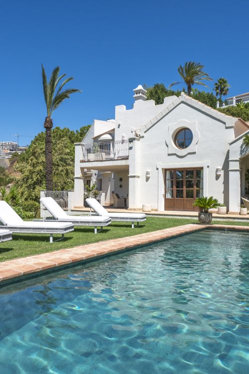 Villa for sale in La Resina Golf, Estepona East