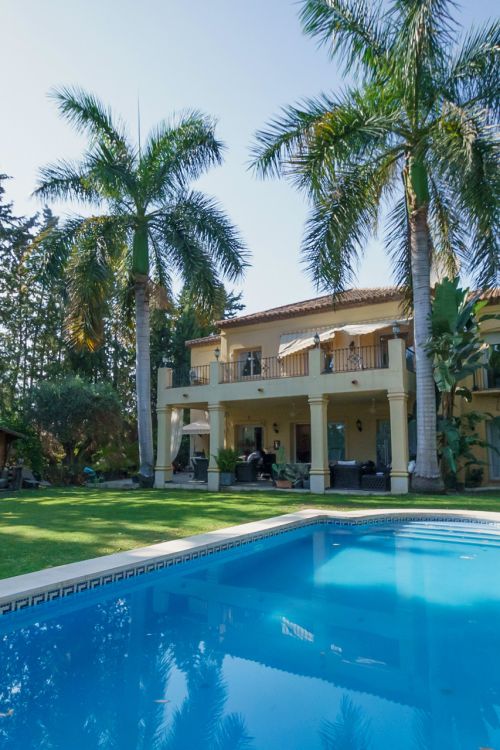Villa for sale in Las Brisas, Nueva Andalucia