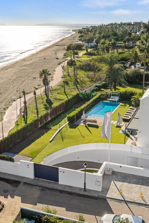 Villa for sale in New Golden Mile, Estepona East