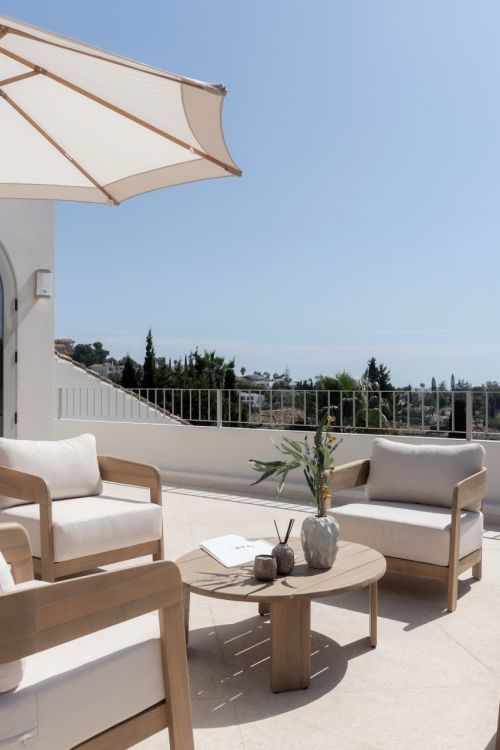 Villa for sale in Los Naranjos, Nueva Andalucia