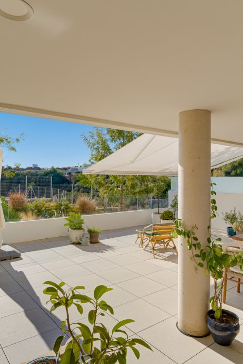 Bonito apartamento en planta baja de dos dormitorios situado en la codiciada comunidad Medblue de Altos de Los Monteros, Marbella