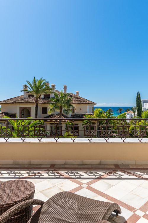 Apartamento de Lujo de 3 Dormitorios en Primera Línea de Playa con Vistas al Mar | Los Monteros Playa, Marbella