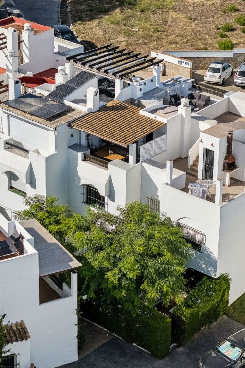 Exclusiva casa adosada reformada a estrenar junto a la playa en Guadalvillas, San Pedro de Alcántara