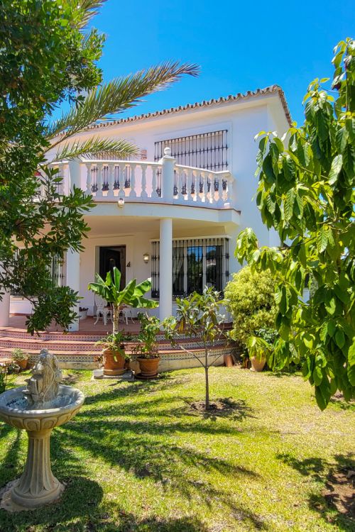 Elegante villa en Elviria con vistas panorámicas a la costa, cerca de la playa.