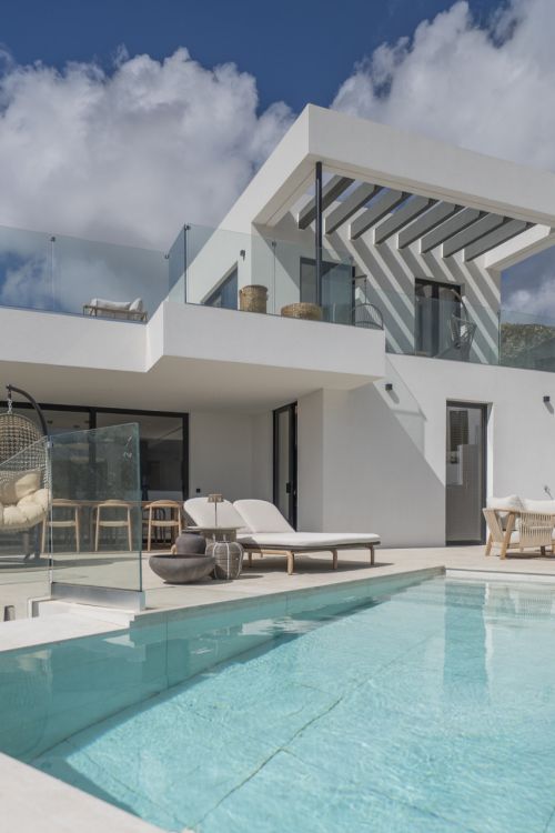 VILLA DE DISEÑO DE NUEVA CONSTRUCCIÓN CON VISTAS PANORÁMICAS AL MAR EN BENALMÁDENA