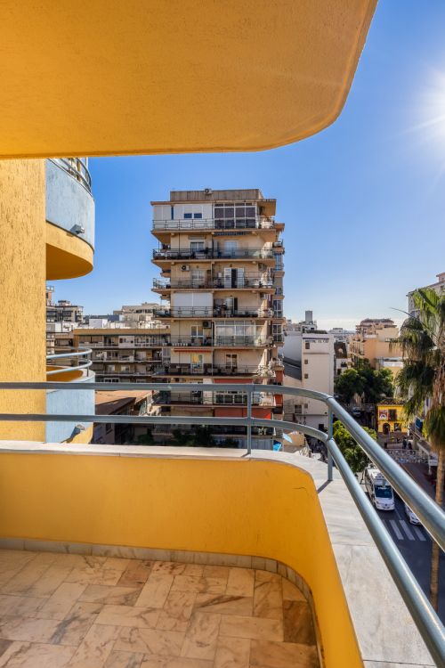 CORNER APARTMENT TO RENOVATE – INVESTMENT POTENTIAL – CITY CENTRE