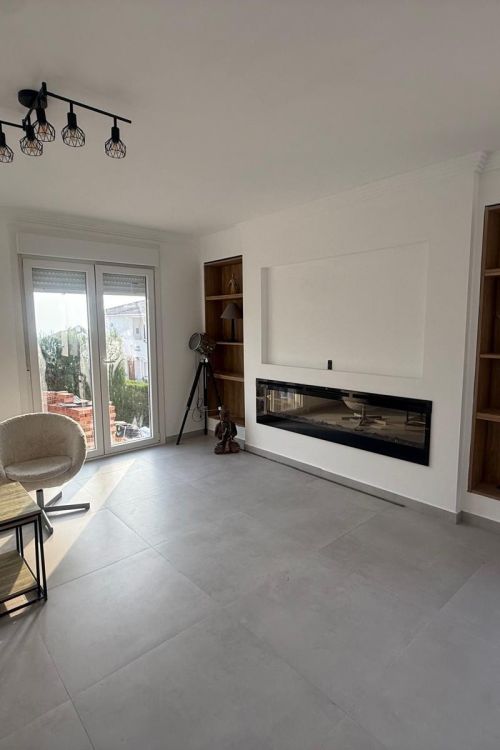 Casa moderna reformada con vistas al mar y posibilidades de personalización