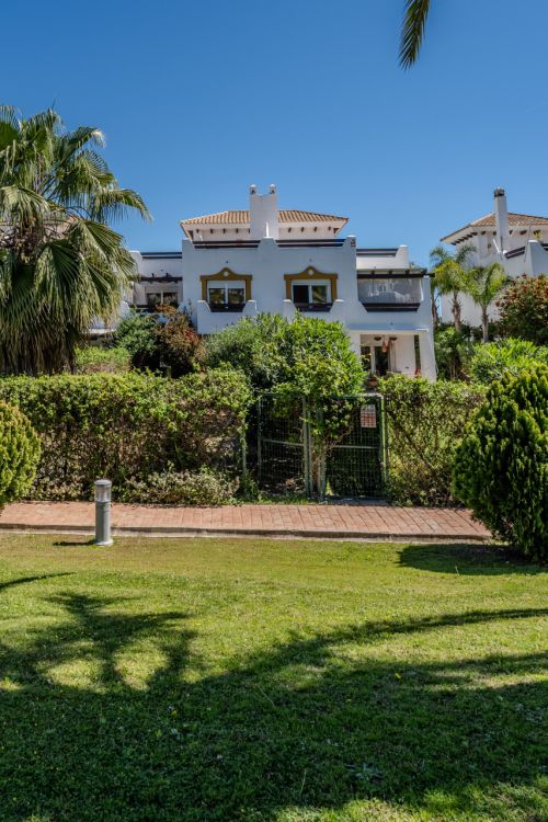 Casa pareada en Selwo con gran jardín y vistas al mar