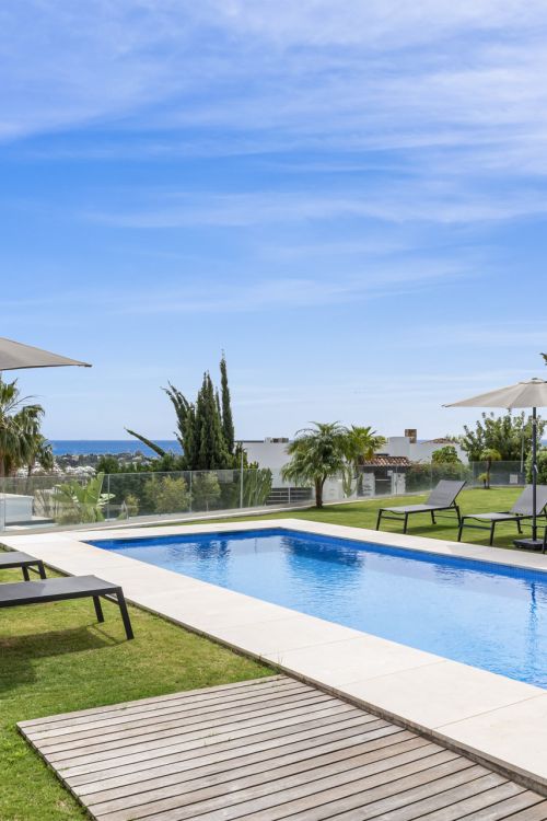 Luxury Contemporary Villa with Panoramic Sea Views in La Alquería, Benahavís