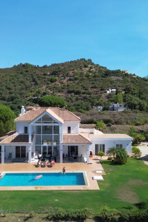 Villa de cuatro dormitorios orientada al sur en Altos de Estepona, con vistas panorámicas al mar y a la montaña