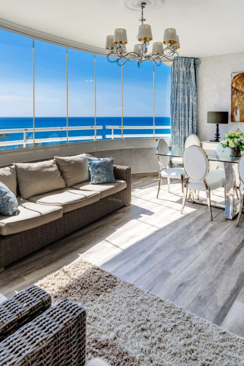 Apartamento de 3 dormitorios en primera línea de playa en Benalmádena Costa con vistas al mar