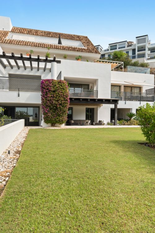 Espacioso apartamento amueblado de 3 dormitorios en planta baja en Tee 5, Los Flamingos, con amplias terrazas y vistas al campo de golf.