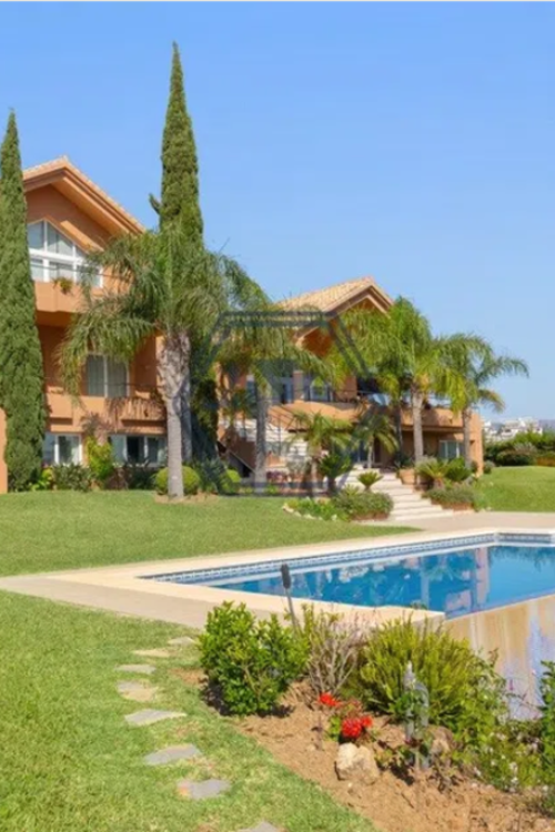 Villa en venta en La Mairena, Marbella Este