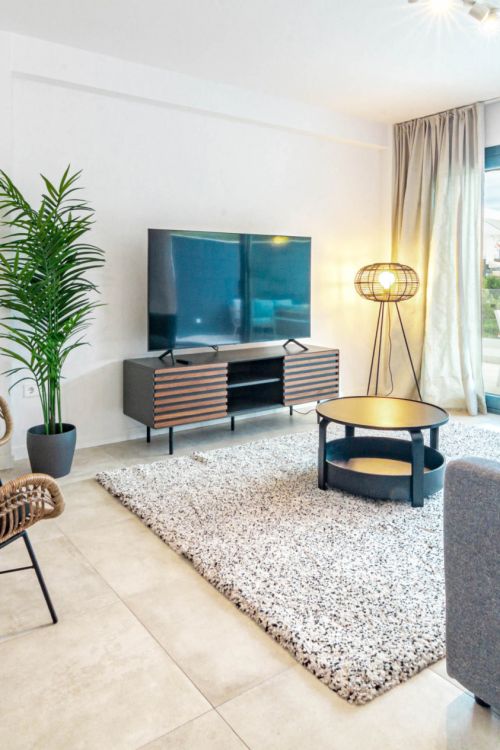 Estilo de vida mediterráneo moderno con un espacio al aire libre excepcional