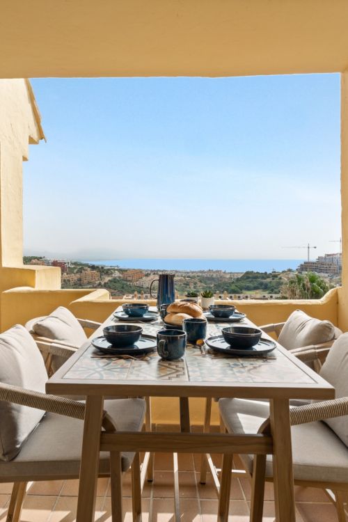 Moderno Apartamento de Dos Dormitorios con Vistas Panorámicas al Mar en Duquesa Village, Manilva