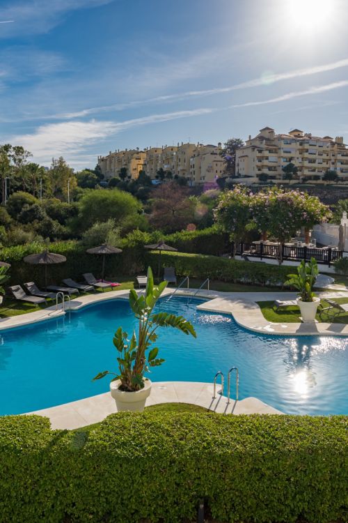 Precioso Apartamento de Dos Dormitorios con Vistas a la Piscina en Golf Hills, Estepona