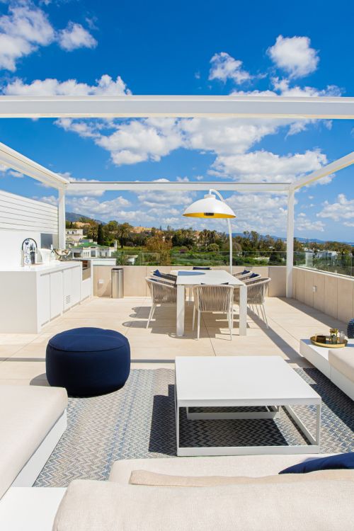 Luxury Penthouse with Private Rooftop Pool in Benalús, Marbella