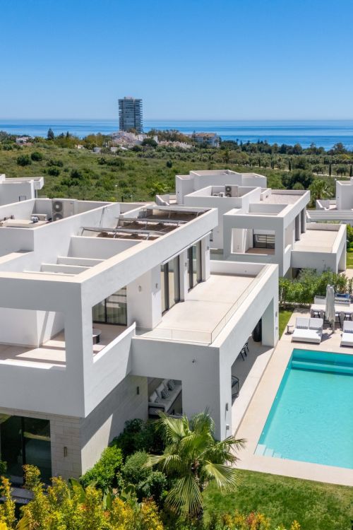 Villa for sale in Rio Real, Marbella East